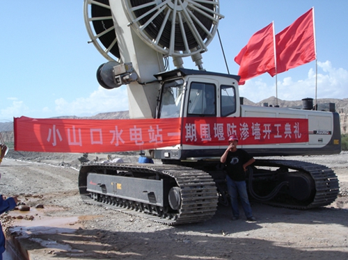 連續(xu)牆施(shi)工-新(xin)疆庫(ku)爾勒(le)開都(dou)河水(shui)電站(zhan)圍堰(yan)工程(cheng)