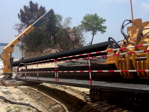 徐工(gong)XZ5000水平(ping)定向(xiang)鑽機(ji)成功(gong)川越(yue)馬來(lai)西亞(ya)海灣(wan)