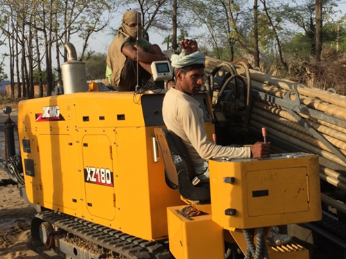 印度(du)黑土(tu)地上(shang)穿梭(suo)的徐(xu)工金(jin)